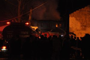 Bursa'da yangına müdahale eden itfaiyeye saldırmaya çalıştılar
