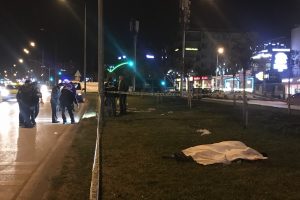 Bursa'da caddede yürüyen yayaya araba çarptı, 1 kişi hayatını kaybetti