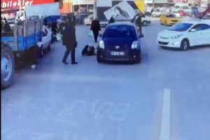 Otomobilin çarptığı kadın kafa üstü yere çakıldı
