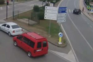 Kaldırımda beklerken otomobil çaptı