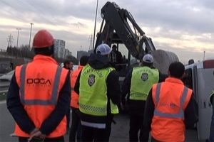 Uçağa yetişmeye çalışırken takla attı