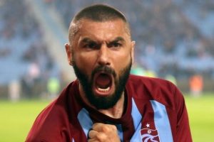 Burak Yılmaz şoku! Sahayı terketti