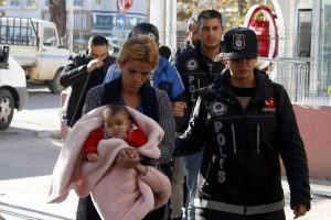 Antalya'da kundaktaki bebekle uyuşturucu ticareti