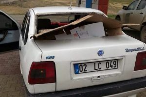 Otomobilin arka camını çaldılar