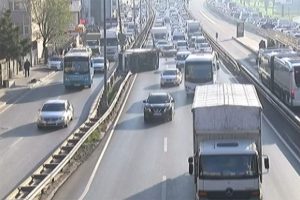 Kamyonet direğe çarptı, trafik felç oldu