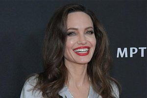 Angelina Jolie'ye 11 yaş küçük sevgili!