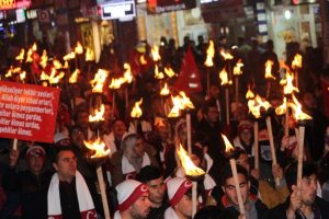 Vanlı 120 kahraman çocuğun anısına meşaleli yürüyüş