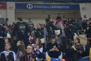 Biletli taraftar salona giremedi, polis TOMA ile müdahale etti