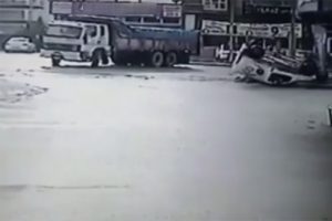 Kamyona çarpmamak için...