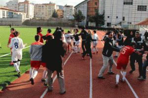 Kadın futbolcular kavga etti