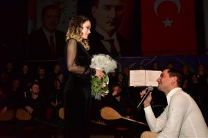 Bir anda sahneye çıkıp evlilik teklifi etti