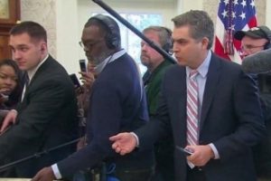 Trump, CNN muhabirini toplantıdan kovdu
