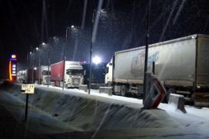 Erzincan'da ulaşıma kar ve tipi engeli