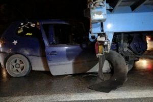 Otomobil TIR'a çarptı: 4 yaralı