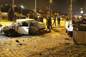 Kavşakta iki otomobil çarpıştı: 7 yaralı