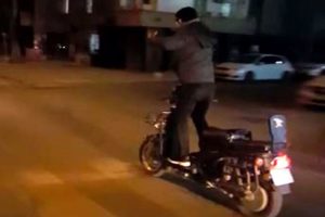 Trafiği ve canını tehlikeye atan genç böyle görüntülendi