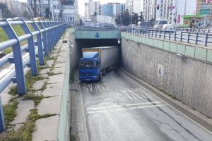 Alt geçitte arıza yapan TIR trafiği felç etti