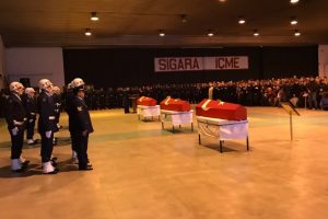 Uçak kazasında şehit olan askerler için uğurlama töreni