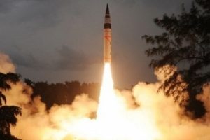 Hindistan 5 bin kilometre menzilli balistik füze denedi