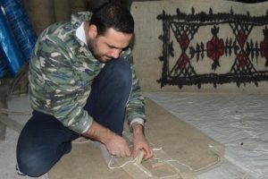 Oğullarıyla mesleğini yaşatma mücadelesi veriyor