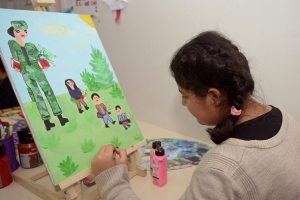 Savaş mağduru çocuklar hayallerini tuvale resmetti