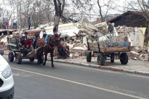 Yıkılan binayı yağmaladılar