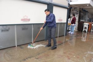 Hayatı felç eden yağmurdan en çok esnaf etkilendi
