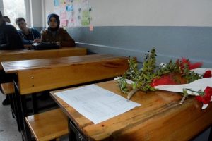 Kazada ölen öğrencinin karnesi sırasına bırakıldı