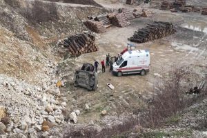 Otomobil 40 metrelik uçuruma yuvarlandı: 2 yaralı