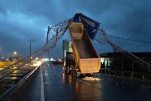 Damperi açılan tır trafik levhalarını devirdi