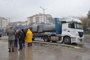 Görenler dönüp yeniden baktı! Savaş uçağı...