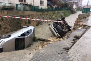 Aşırı yağmur nedeniyle yol çöktü, araçlar dereye düştü