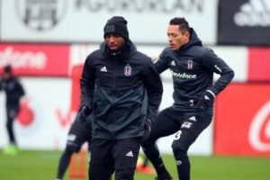 Beşiktaş, sağanak yağış altında çalıştı