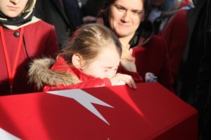 Minik Öykü'den şehit babaya son dokunuş