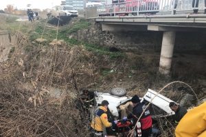 Otomobil dere yatağına uçtu: 2 ölü