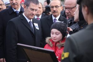 Şehit babaya yürek yakan bakış