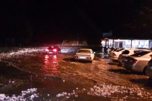 Araçlar dalgaya kapıldı