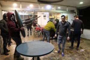 Dev dalgalar iş yerlerini yuttu