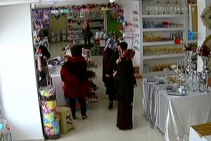 Girdikleri dükkanda kaşla göz arasında para çaldılar