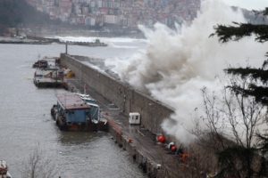 Zonguldak Limanı dev dalgalara teslim oldu