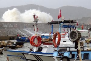 Antalya'da fırtına hasara neden oldu