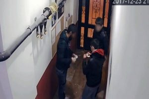 Apartman girişinde uyuşturucu alışverişi kamerada