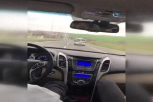 Makas atan otomobilin bariyerlere girme anı!