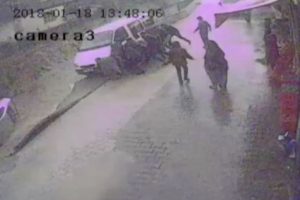 Araçlar çöken yoldan dereye düştü