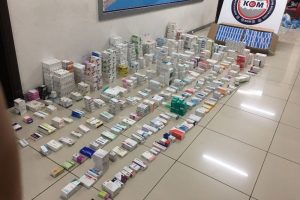 Başkasının adına reçete düzenleyip, aldıkları ilaçları sattılar