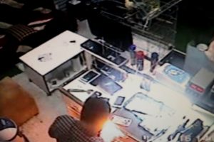 Tamir ettiği tablet elinde patladı