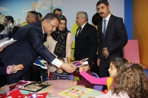 Bakan Özhaseki, minik öğrencilere karne dağıttı