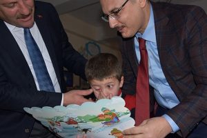 Bakıp bakıp ağladı! Kaymakam ikna etmeye çalıştı ama...