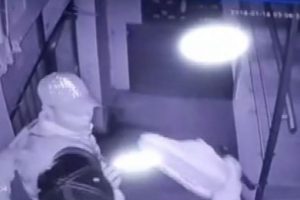 Seçici hırsızlar ayakkabıları çalmadan önce denedi