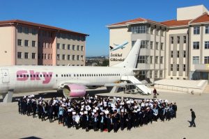 Karne sevinçlerini Boeing 737-400 tipi yolcu uçağının önünde kutladılar